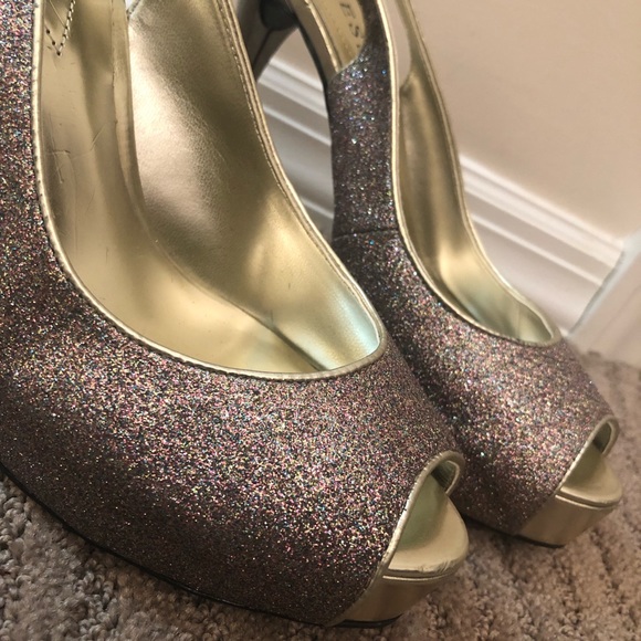 💗GUESS Pink & Gold Glitter Platform Heels - Picture 3 of 6